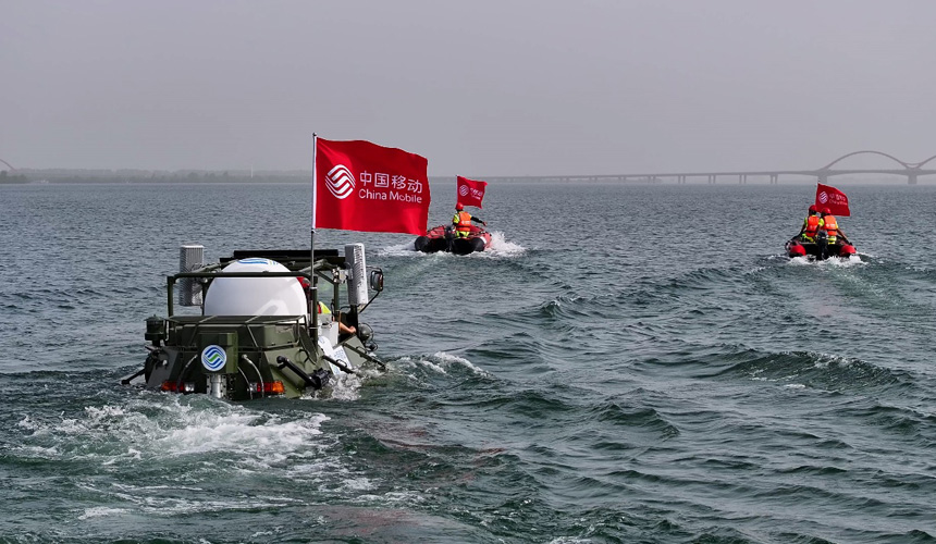冲锋舟与水陆两栖全地形车参与跨水域保障演练。